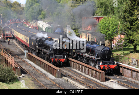 Deux trains à vapeur sont à Goathland station sur le North York Moors Railway England UK Banque D'Images