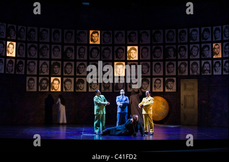 Turandot de Puccini - Welsh National Opera production Été 2011 Calaf - Gwyn Hughes Jones avec Pang Ping et Pong Banque D'Images