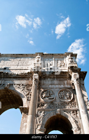 Arc de l'empereur Constantin le Grand à côté du Colisée Rome Italie- Lazzio Vue détaillée Banque D'Images