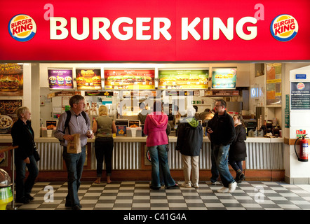 Burger King UK ; personnes en attente à Burger King, l'Exeter, l'autoroute M5, Devon, UK Banque D'Images