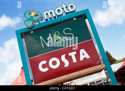 Le signe pour l'Exeter station d'autoroute gérée par Moto, sur le M5 dans le Devon, UK Banque D'Images