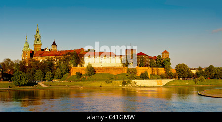 Château de Wawel surplombant la Vistule, Cracovie, Pologne Banque D'Images