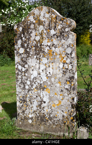 L'ancienne pierre tombale de l'église Holy Trinity Oare Wiltshire UK Banque D'Images