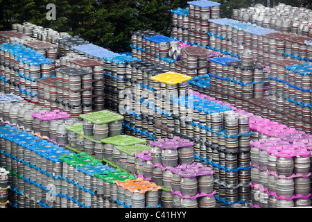 Des piles de barils de bière au sud du Pays de Galles Cardiff Brewery Cerveaux UK Banque D'Images