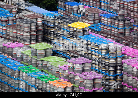 Des piles de barils de bière au sud du Pays de Galles Cardiff Brewery Cerveaux UK Banque D'Images