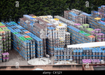 Des piles de barils de bière au sud du Pays de Galles Cardiff Brewery Cerveaux UK Banque D'Images