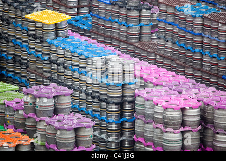 Des piles de barils de bière au sud du Pays de Galles Cardiff Brewery Cerveaux UK Banque D'Images