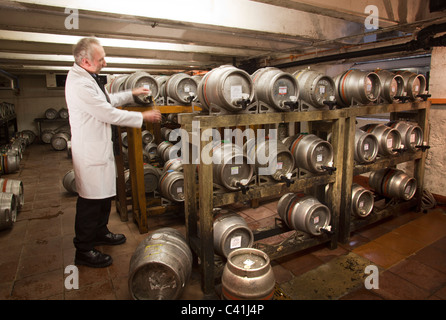 La qualité de la bière à l'essai au cerveau de Cardiff South Wales UK Brewery Banque D'Images