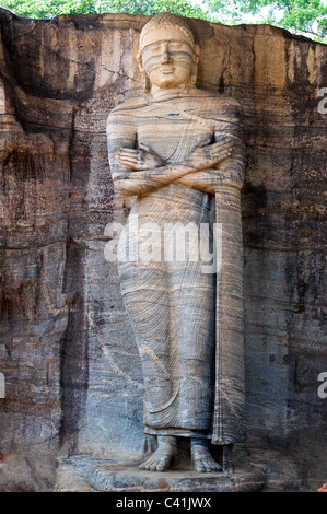 7 mètre de Bouddha Debout taillé dans le granit Gal Vihara Polonnaruwa Triangle Culturel Sri Lanka Banque D'Images