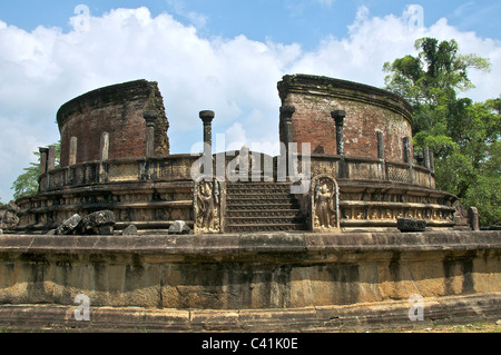 Circulaire du 13ème siècle dans le quadrilatère stupa Vatadage Polonnaruwa Triangle Culturel Sri Lanka Banque D'Images