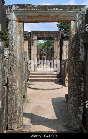 Les cadres de porte en pierre du 13ème siècle dans le quadrilatère Hatadage Polonnaruwa Triangle Culturel Sri Lanka Banque D'Images