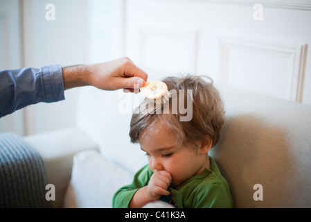 Père tout-petit brossage de cheveux du fils, cropped Banque D'Images