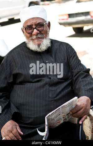 Portrait d'un homme égyptien dans les étroites rues du marché du Caire. Banque D'Images