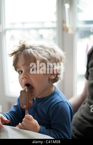 Bébé garçon eating ice cream bar Banque D'Images