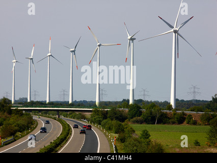 Parc éolien le long de l'autoroute A 31près de Northeim/Hahn, Allemagne. Banque D'Images