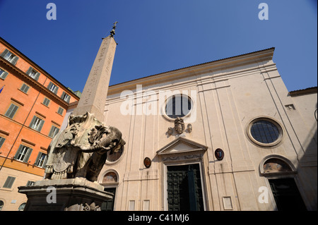 Italie, Rome, Piazza della Minerva, éléphant, obélisque et église de Santa Maria sopra Minerva Banque D'Images