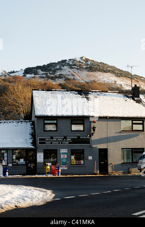 Llanrhystud Bureau de poste et magasin du village dans la neige, au Pays de Galles, hiver 2010-11. Banque D'Images