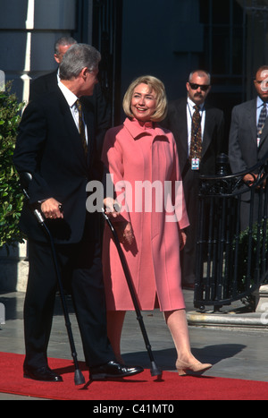 Le président Bill Clinton à béquilles avec son épouse Hillary à la Maison Blanche à Washington, DC. Banque D'Images