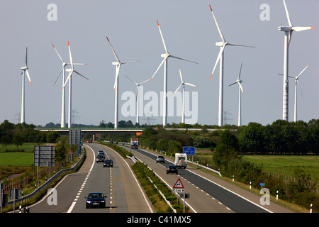 Parc éolien le long de l'autoroute A 31près de Northeim/Hahn, Allemagne. Banque D'Images