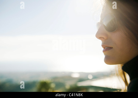 Femme portant des lunettes de soleil, Portrait Banque D'Images