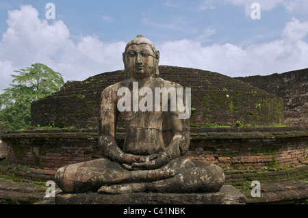 Statue de Bouddha assis pierre Vatadage stupa dans le quadrilatère Polonnaruwa Triangle Culturel Sri Lanka Banque D'Images