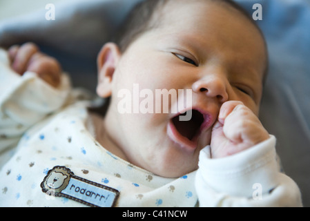 Bâillements bébé, portrait Banque D'Images