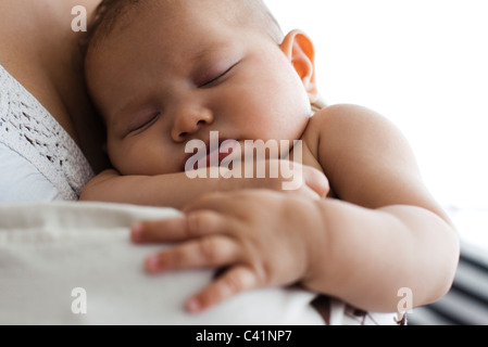 Bébé dormir sur l'épaule du parent, cropped