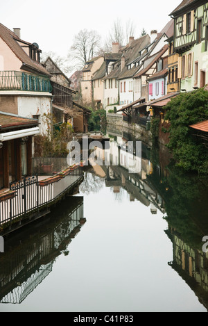 La France, Colmar, La Petite Venise, les maisons le long du canal de réflexion Banque D'Images