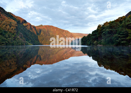 Dawn réflexions dans la région de Lake, Glendalough, Wicklow Mountains National Park, comté de Wicklow, en Irlande. Banque D'Images