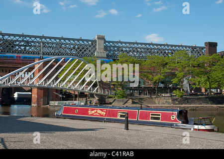 Canal bateaux amarrés sur le Canal de Bridgewater dans le Castlefield, Manchester. Banque D'Images