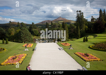 Grand Pain de Sucre s'élève au-dessus des jardins de Powerscourt House, Enniskerry, comté de Wicklow, en Irlande. Banque D'Images