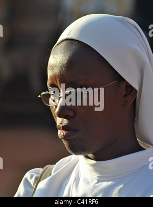 Une religieuse dans la ville de 'l'homme', la Côte d'Ivoire, Afrique de l'Ouest Banque D'Images