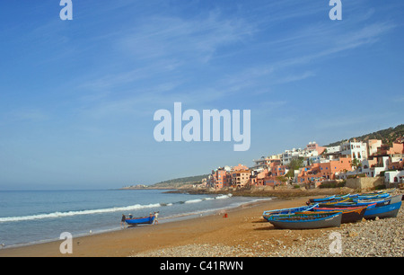 Blue bateaux de pêche sur la plage à Taghazout, Maroc Banque D'Images