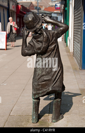 Enfant 'street' oursin sculpture, Ashton en vertu de Lyne, Tameside, près de Manchester, Angleterre, RU Banque D'Images