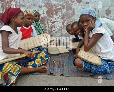 Le Coran d'apprentissage des filles à l'école de la rue de l'islam à Abidjan, Côte d'Ivoire Banque D'Images