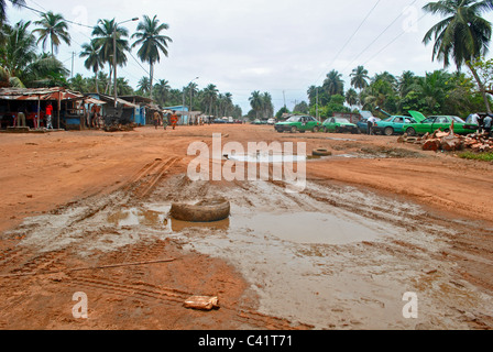 Route de terre dans la région de Jacqueville, Côte d'Ivoire Banque D'Images