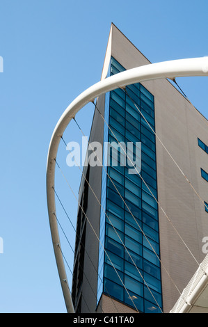 La courbe de Manchester Piccadilly Place, passerelle, Manchester, Angleterre, Royaume-Uni. Conçu par les architectes Wilkinson Eyre. Banque D'Images