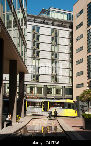 Un arrêt de tramway Metrolink en passant par la mise en place de Piccadilly, Manchester, Angleterre, Royaume-Uni. Banque D'Images