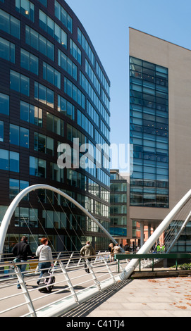 La courbe de Manchester Piccadilly Place, passerelle, Manchester, Angleterre, Royaume-Uni. Conçu par les architectes Wilkinson Eyre. Banque D'Images