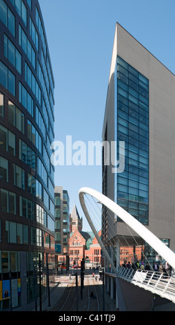 La courbe de Manchester Piccadilly Place, passerelle, Manchester, Angleterre, Royaume-Uni. Conçu par les architectes Wilkinson Eyre. Banque D'Images