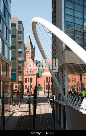 La courbe de Manchester Piccadilly Place, passerelle, Manchester, Angleterre, Royaume-Uni. Conçu par les architectes Wilkinson Eyre. Banque D'Images