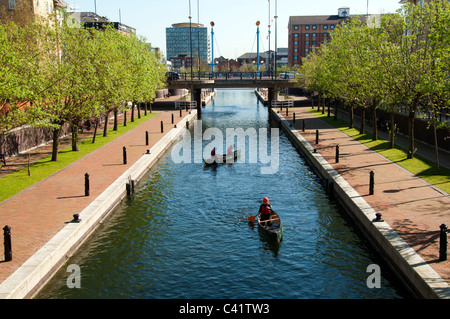 Les canoéistes sur le canal aux marins, Salford Quays, Manchester, UK Banque D'Images