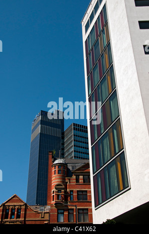 Bâtiment CIS (ancien siège social de la Cooperative Insurance Society), Manchester, Angleterre, Royaume-Uni avec le Premier Inn en premier plan. Banque D'Images