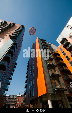 Skyline Central Apartments, quart nord, Manchester, Angleterre, Royaume-Uni. Avec la sculpture sphère suspendue de fils. Banque D'Images