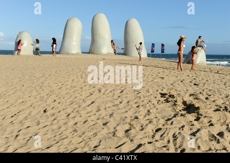 URUGUAY, Punta del Este, la sculpture "Los Dedos" les doigts d'une main à la plage Banque D'Images