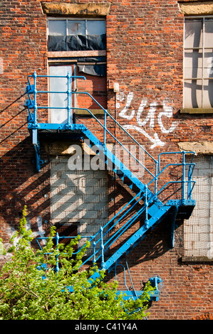 Un escalier de secours sur un bâtiment de l'usine à l'abandon, 4Rs Salford-manchester, Manchester, Angleterre, RU Banque D'Images