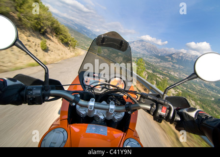 Moto dans les pyrénées près de Yeba, Espagne. Voir l'avenant. Banque D'Images