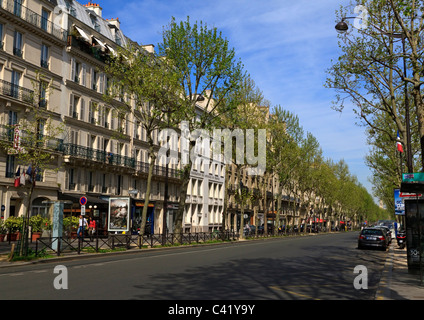 Une avenue de Paris dans le 7e arrondissement au printemps Banque D'Images