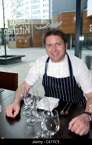 James Martin, chef, à son nouveau restaurant ; la cuisine de Leeds par James Martin Banque D'Images