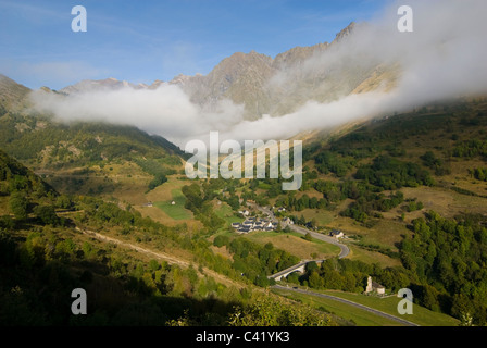 Petit village de montagne dans la vallée d'Aure, Pyrénées françaises près d'Aragnouet Banque D'Images